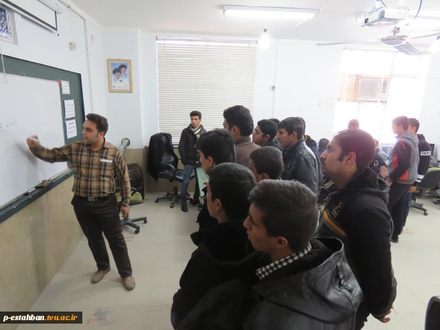 بازدید دانش آموزان هنرستان از آموزشکده 8