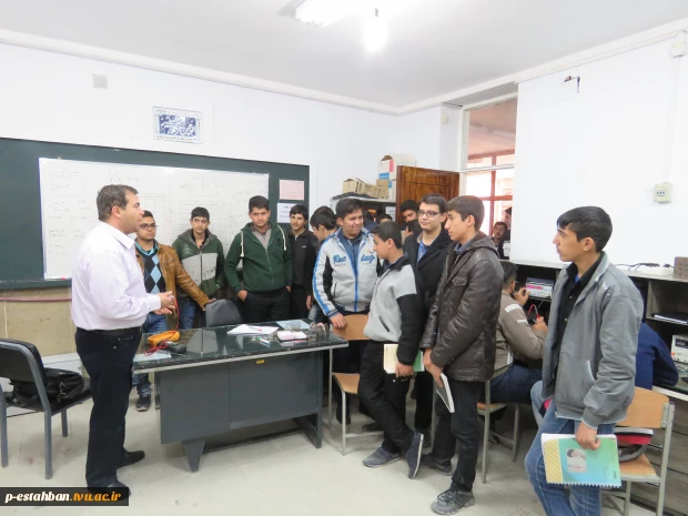 بازدید دانش آموزان هنرستان از آموزشکده 7