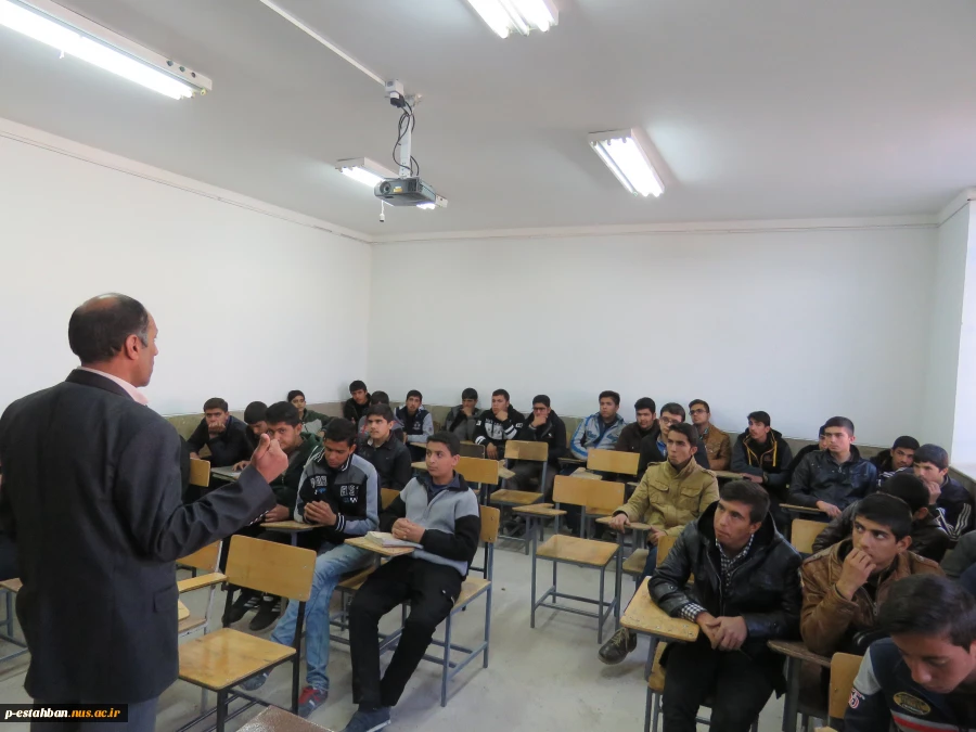 بازدید دانش آموزان هنرستان از آموزشکده 10